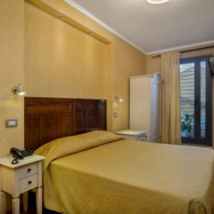 camera-matrimoniale-superior-gialla-400x284